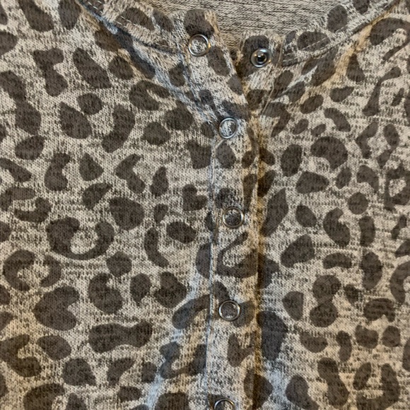 Sweet Romeo Womens Long Sleeve Thumbhole Top, XL, Like New, Snap Button Closure - Picture 3 of 12